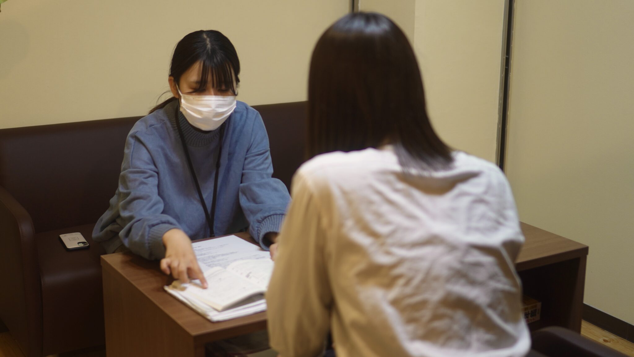 講師と生徒が学習について相談する様子